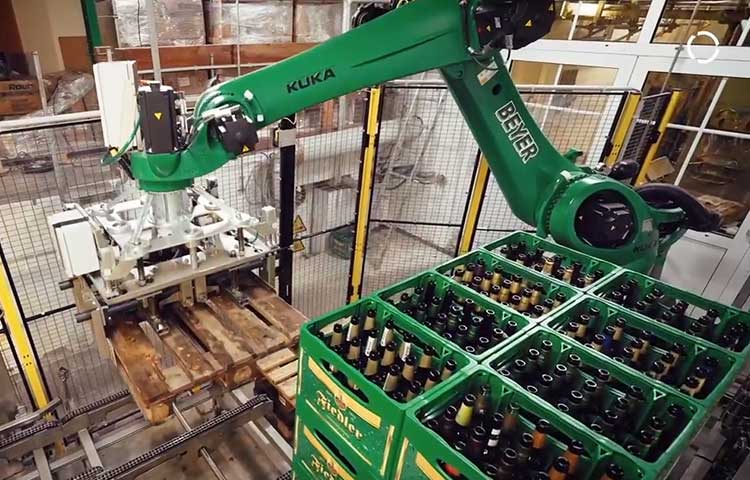 瓶酒廠工業(yè)機(jī)器人箱體碼垛